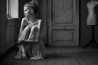 Chtěla zastavit čas. Fotografka Lene Fossen bojující s anorexií proměnila vlastní bolest v umění - Médium.cz