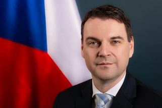 Ruský velvyslanec odmítl protest Prahy. Ruská ambasáda tvrdí, že se Česko zaplétá do války na Ukrajině