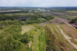 Pod zemí hoří uhelná hlušina o teplotě až 600 stupňů. Stát má problém vykoupit pozemky