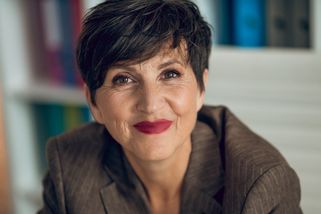 Ani mikádo, ani vlny. Kadeřnice doporučuje ženám 50+ na konec letošního léta tenhle účes, který omladí o 10 let