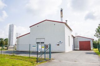Politici se tam jezdili fotit. Teď první energeticky soběstačné obci hází klacky pod nohy