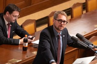 VIDEO: Macinka se vysmál Havlovi, který věnoval Schillerové trhací kalendář. Přidal i urážlivé gesto