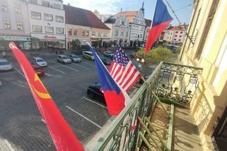 Kvůli vyvěšené sovětské vlajce k výročí osvobození volali v Písku policii. Radnice pak sundala i tu americkou - Novinky