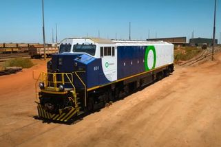 První vlak, který nemusí tankovat ani nabíjet: australský kolos o délce 2,8 km využívá k jízdě pouze gravitaci