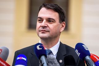 Petr Macinka sdílel video z mimořádné schůze ve Sněmovně: Opozici se nebude líbit, on se skvěle baví