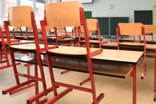Soud na Slovensku osvobodil ředitelku školy, které učitelé odevzdávali část výplaty - Novinky