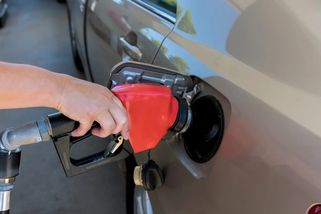 Češi jezdí tankovat do Polska, kde díky vládním opatřením stojí benzin a nafta až o 7 korun na litr levněji