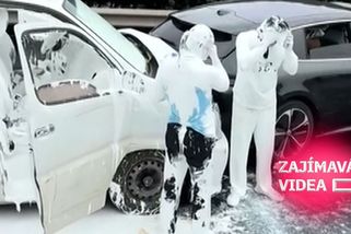 A je vymalováno. Kutilové převáželi latex, který jim po bouračce explodoval v kabině | Zajímavá videa