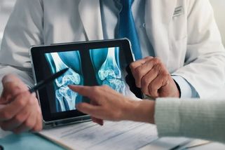 Osteoporóza se teď odhaluje dřív, než přijde zlomenina: Po šedesátce můžete mít vyšetření zdarma