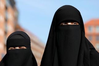 Stop burkám a nikábům. Další evropská země si dupla na muslimy