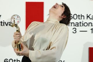 Foto: Červený koberec a rozesmátá Juliette Binoche. Skončil 60. ročník Varů - Seznam Zprávy