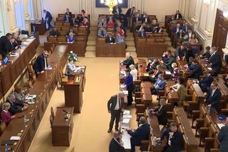 Reálný rozpočet, žádné čachry kouzelníka Stanjury, slíbil Pařil. Pokrytectví, míní Munzar