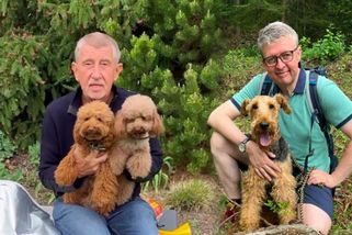 Psí parťáci politiků ANO: Babiš ukázal svou smečku, Vojtěch jezevčíka a Mrázová roztomilé mopsy