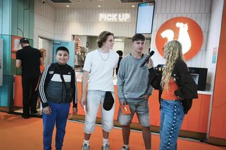 Před Popeyes čekali 15 hodin. Tři šťastlivci mají jídlo na rok zdarma