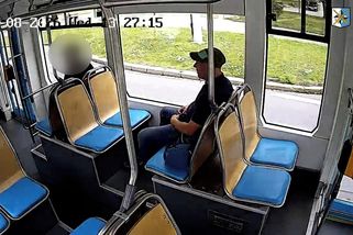 Muž se ukájí před dívkami v ostravských tramvajích. Policie zveřejnila video - Novinky
