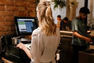 Schillerová pilně oprašuje EET, chystá i mobilní aplikaci. Podnikatelé začínají otáčet - Echo24.cz