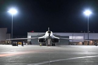 Trump to myslí s eskalací v Íránu vážně. Američané znovu nasadili strategický bombardér B-1 - Novinky