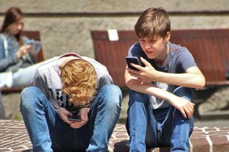 Má Andrej Babiš pravdu, že mobily do třídy nepatří? - Médium.cz