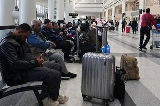 Zůstali na letištích nebo v hotelích. Češi popisují trable kvůli úderům na Írán