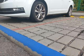 Auto v servisu nemůže využívat zaplacené parkovací místo, kritizuje řidič z Jihlavy