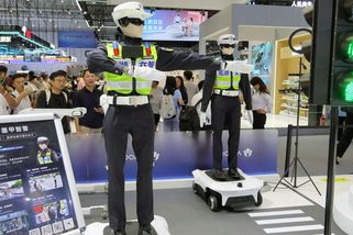 Roboti nahradili policisty. V Číně už hlídají dopravu, ale zatýkat zatím nemohou