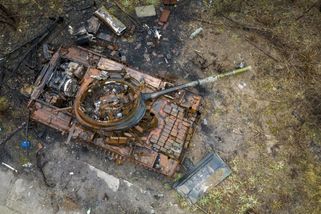Těžké ztráty pro okupanty. Armáda dronů rozdrtila desítky tanků i obrněnců, hlásí Ukrajinci