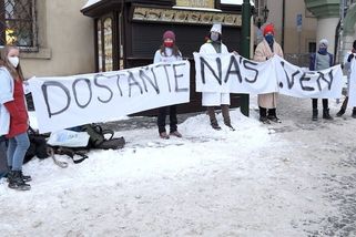 Dostaňte nás ven! Středoškoláci přišli před Sněmovnu v županech a pyžamech - Novinky
