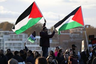 300 tisíc propalestinských demonstrantů pochodovalo Londýnem. Policie zasahovala - Novinky