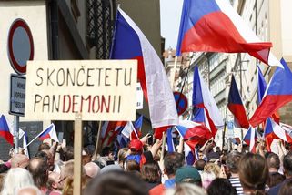 Demonstranti před Sněmovnou protestují proti zavedení covid pasů - Novinky