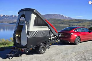 Obytná Tesla Model 3 je tady. S tímhle modulem si vozíte i vlastní WC a lednici