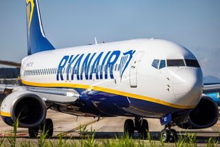 Cestující drželi pasažéra letadla, aby ho podtlak nevysál z rozbitého okna - Novinky