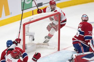 NHL | Dobeš si připsal i asistenci. Montreal ale padl v prodloužení, v sérii už prohrává - Sport.cz