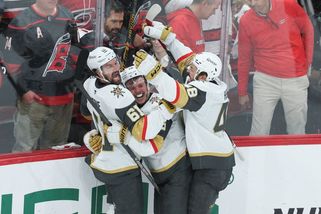 NHL | Hertlova asistence nestačila. Carolina vyrovnala finále NHL - Sport.cz