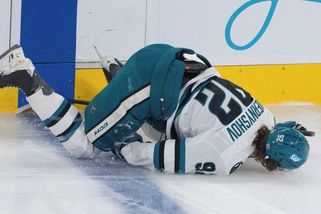 NHL | Knokaut o led. Ruský útočník se v NHL po děsivém nárazu nedokázal postavit na nohy - Sport.cz