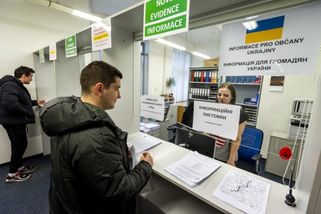 STEM: Polovina lidí je dál pro setrvání uprchlíků v ČR, je už ale patrná únava