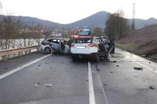 Gentlemani silnic na Ústecku zachránili zraněné řidiče a z hořícího auta vytáhli zaklíněnou ženu - Novinky