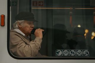 Senioři od 75 let budou cestovat MHD zdarma