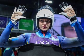 Na dlaních rukavic měla vzkaz. Ukrajinská sáňkařka podpořila krajana s helmou polepenou oběťmi války - Novinky