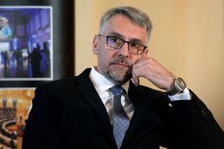Tichá čistka v tajné službě. Metnar mlčí, opozice...
