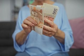 Senioři mohou od října dostávat každý měsíc více peněz. O výši podpory rozhodne hlavně to, kde bydlí