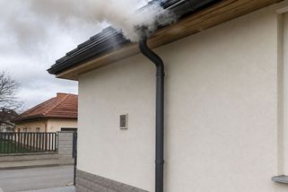 Úřady začaly pokutovat nelegální napojení dešťové vody do kanalizace. Využívají kouřovou metodu
