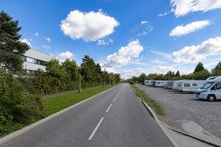 Z Atletické ulice na Strahově se stává divoký kemp - Médium.cz