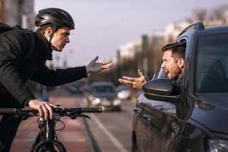 Řidiči, nebo cyklisti? Nejtoxičtější válka na českých silnicích - Médium.cz