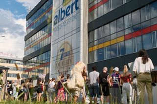 Devět měsíců schovávání. Protest za kuřata Obránců zvířat vyzval Albert ke splnění slibu - Médium.cz