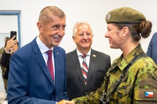 Babiš se chlubí rekordními nábory do armády. S úspěchem je to ale trochu jinak