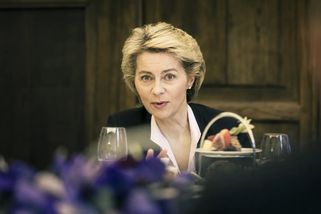 „Z karty se stane kus plastu," zní z EU (2026): Internetem se šíří varování před krizí, Češi by měli mít hotovost