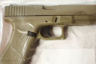Maskovaný devatenáctiletý mladík s pistolí v ruce přepadl benzínku na Táborsku - Novinky