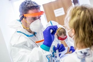 Čeká nás rychlý vzestup epidemie, příští dny rozhodnou, říká Dušek - Seznam Zprávy