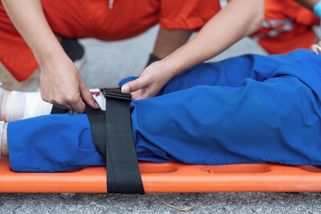 Seniorka spadla záchranářům v Praze z nosítek a později zemřela. Případ řeší policie - Novinky