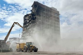 „Dusí to. Je to plné azbestu.“ Demolice po požáru ve Zlíně dopadá na místní - Seznam Zprávy